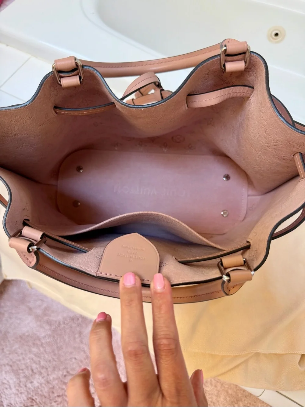 Louis Vuitton Mahina Girolatta Magnolia Handbag Pink